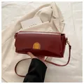 Petit sac carré tendance rouge vin avec boucle dorée et bandoulière fine - Rouge