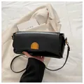 Sac bandoulière noir chic avec rabat ondulé et boucle en métal doré - Noir