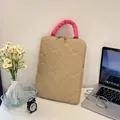 Funda acolchada beige para portátil con asa de satén rosa neón y costuras florales - Vertical Caqui