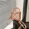 Mini borsa trapuntata rosa chiaro con dettagli dorati e tracolla regolabile rimovibile - Rosa