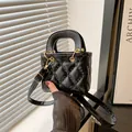Mini borsa trapuntata nera lucida con dettagli dorati e tracolla regolabile chic - Nero