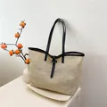Grande borsa tote in paglia beige con manici in pelle nera e fibbia decorativa - Nero