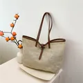 Borsa tote in paglia traforata beige con finiture in pelle marrone scuro e doppi manici - Marrone