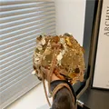 Sac seau doré à paillettes avec bandoulière chaîne et perles pour soirée élégante - Or