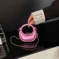 Mini borsa a tracolla in acrilico rosa metallizzato con catena dorata sottile - Rosa