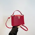 Rode leren handtas met gouden V-sluiting en elegante lychee leertextuur voor dames - Rood