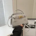 Mini sac carré argenté à motif crocodile avec fermoir métallique et poignée - Argenté