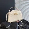 Sac à main chic beige effet crocodile avec fermoir doré et poignée supérieure - Blanc