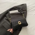 Sac bandoulière noir tendance avec rabat scintillant et boucle fer à cheval dorée - Noir