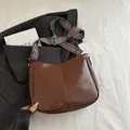 Borsa hobo in pelle marrone scuro lucida con tracolla retrò a motivo etnico - Marrone