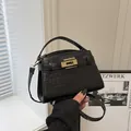 Sac à main élégant en cuir noir gaufré crocodile avec fermoir doré et bandoulière - Noir