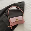 Sac bandoulière carré rose avec rabat pailleté et boucle fer à cheval dorée - Rose