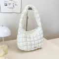 Borsa hobo trapuntata bianca effetto nuvola con tracolla morbida e logo metallico dorato - Bianco Sporco