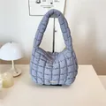 Sac bandoulière matelassé bleu clair avec texture douce et détail en métal doré - Gris