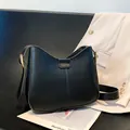 Borsa a tracolla minimalista in ecopelle nera con logo FASHION e cuciture verticali - Senza Ciondolo / Nero