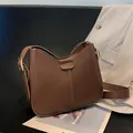Borsa a tracolla in pelle opaca marrone scuro con scritta dorata FASHION di classe - Senza Ciondolo / Marrone