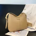 Borsa a tracolla a mezzaluna minimalista in pelle PU kaki con fibbia dorata regolabile - Senza Ciondolo / Cachi