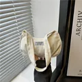 Grand sac hobo en velours côtelé blanc cassé avec écusson mode et bandoulière chic - Blanc