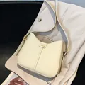 Borsa a spalla minimalista bianco crema con logo FASHION dorato e texture in PU liscia - Senza Ciondolo / Bianco Sporco
