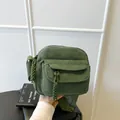 Bolso bandolera minimalista de pana verde oscuro con cremallera trenzada y bolsillo frontal - Verde