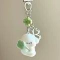 Lindo colgante de cachorro blanco flocado con trébol verde y cadena de metal plateada - Perro / Gancho de Puerta