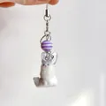 Handgefertigter flauschiger Katzen-Schlüsselanhänger mit lila Perlen und Herz-Anhänger - Handy-Lanyard-Stil