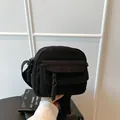 Bolso bandolera minimalista de pana negra con bolsillo con solapa y tirador decorativo - Negro