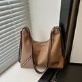 Braune Hobo-Tasche mit Fischgrätmuster, Lederriemen und silbernen Reißverschlüssen - Braun