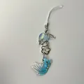 Detailansicht handgefertigtes blaues Koi-Handyband mit silbernen Sternen und Blumen - Blauer Koi-Fisch