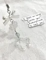 Detail eines handgefertigten Anhängers mit matter Schleife, Glitzerwolke und Stern - Weiß
