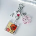 Portachiavi con cornice per foto anime e gancio a stella su sfondo bianco pulito - Rosa Rossa