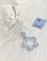 Detail eines handgemachten Anhängers mit blauem Stern und weißer Schleife - Blau