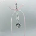 Colgante móvil lazo rosa con perla, mariposa acrílica y detalle de cruz de corazón - Cordón de Teléfono con Lazo