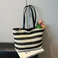 Minimalistische gewebte Streifen-Tote Bag in Schwarz-Weiß mit schmalen Schulterriemen aus PU - Schwarz