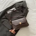 Sac bandoulière carré marron chocolat minimaliste avec une boucle dorée chic - Marron