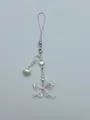 Detail van kralen telefoonkoord met iriserende vlinderhanger en roze lintstrikje - Irillerende Vlinder Stijl (Vlinder 2)