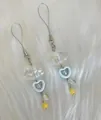 Dettaglio dei ciondoli con perline pastello, nuvole iridescenti e cuori blu - Nuvola Bianca Laser