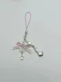 Detailopname van roze strik telefoonkoordje met parel en vlinder hanger versiering - Roze en Wit Gestreepte Strik Stijl (Vlinder 1)