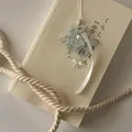 Ciondolo a forma di fiocco di neve in cristallo con nastro bianco su sfondo vintage - Stile con Perline a Fiocco di Neve