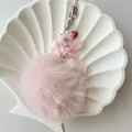 Ciondolo per telefono con pompon rosa, zampa di gatto e fragola su vassoio decorativo - Gatto Che Graffia Una Palla Di Pelo