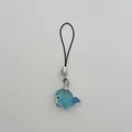 Simpatico ciondolo balena blu traslucido con laccetto per cellulare e chiusura argento - Balena / Acqua