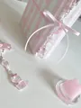 Detail van roze beer hanger en hartkralen met strik op een roze polsbandje voor tassen - Mijn Kleine Beer