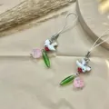 Ciondolo per borsa uccello fatto a mano con rosa rosa e foglie su sfondo di carta - Ciondolo Uccello Bianco Fiore