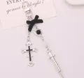 Y2K Gotik Schmetterling Kreuz Spritze Schlüsselanhänger mit schwarzer Schleife - Kreuz Taschen-Clip