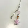 Vista macro de colgante de móvil botella con estrella de mar rosa y cuentas - Rosa