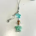 Detalle de correa de cuentas con perla de estrella azul y colgante de botella de vidrio - Verde menta
