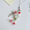 Detailansicht der Handyperlenkette mit silberner Schleife und Stern-Anhänger - Stern Maiglöckchen Stil / Rot