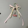 Portachiavi con fiocco rosa, perle e ciondoli a ciliegia su sfondo grigio - Stile con Perline e Fiocco Rosa e Bianco (Stile 2)