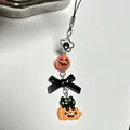 Halloween-Anhänger mit orangefarbenem Kürbis und schwarzer Katze für Taschen und Handy - Schwarze Katze kriecht auf Kürbis (Modell 1)