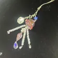 Quallen-Handyanhänger in Pink mit schillernden Sternen und Muschelperlen auf Schwarz - Handykette / Rosa